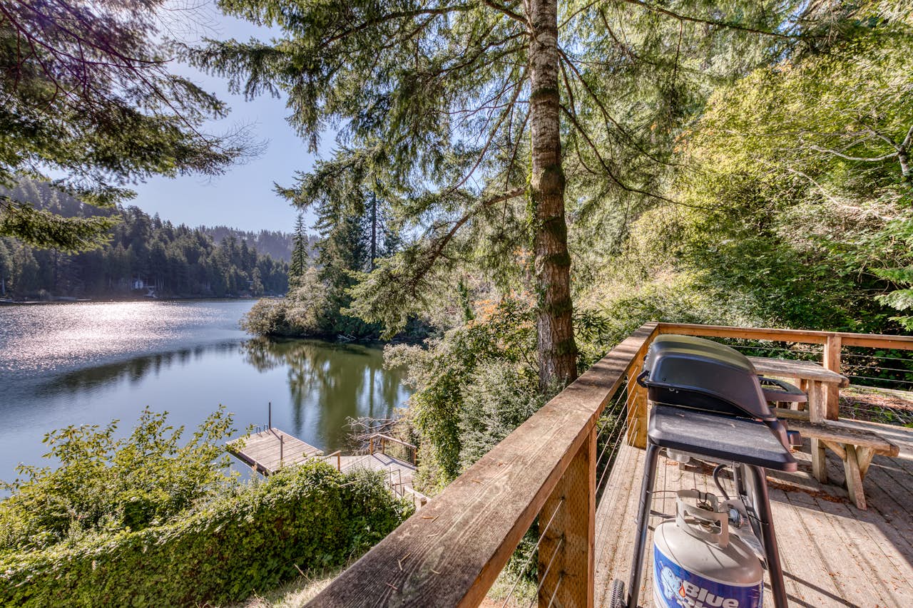 Rustic Retreat on Mercer Lake 2 BD Vacation Rental in Florence, OR