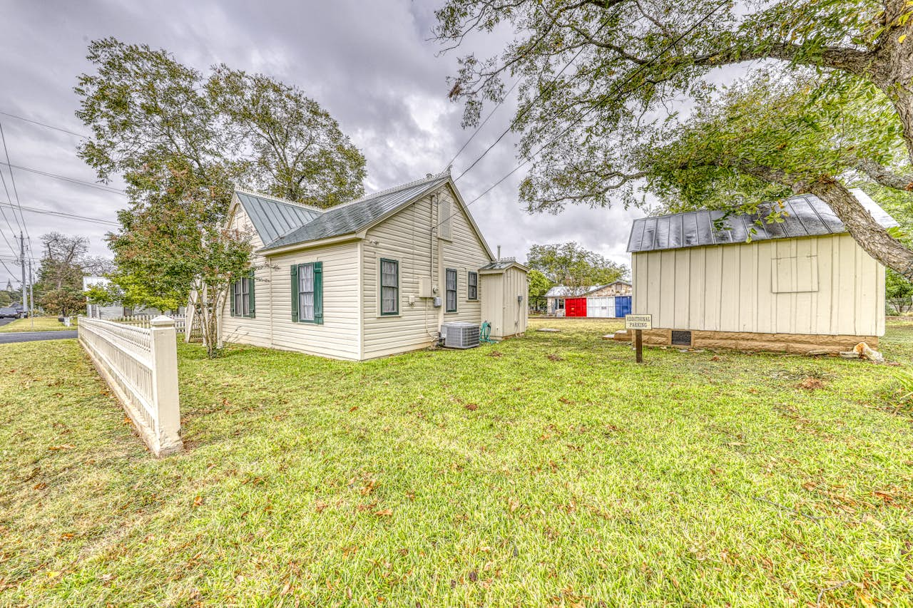 Little Acorn 2 Bd Vacation Rental In Fredericksburg Tx Vacasa