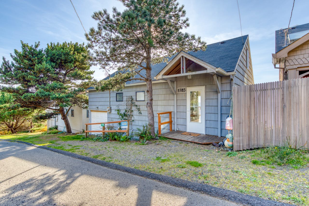 Oceanfront Cottage 3 BD Vacation Rental in Oceanside, OR Vacasa