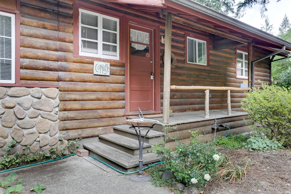 Molalla River Cottage 1 BD Vacation Rental in Molalla, OR Vacasa