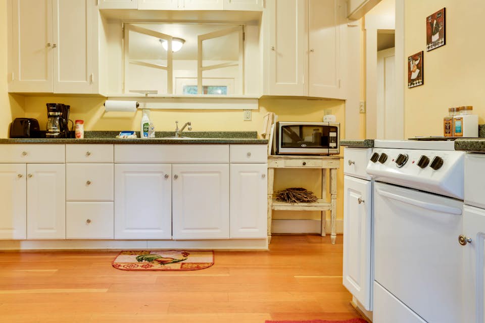 Molalla River Cottage 1 BD Vacation Rental in Molalla, OR Vacasa