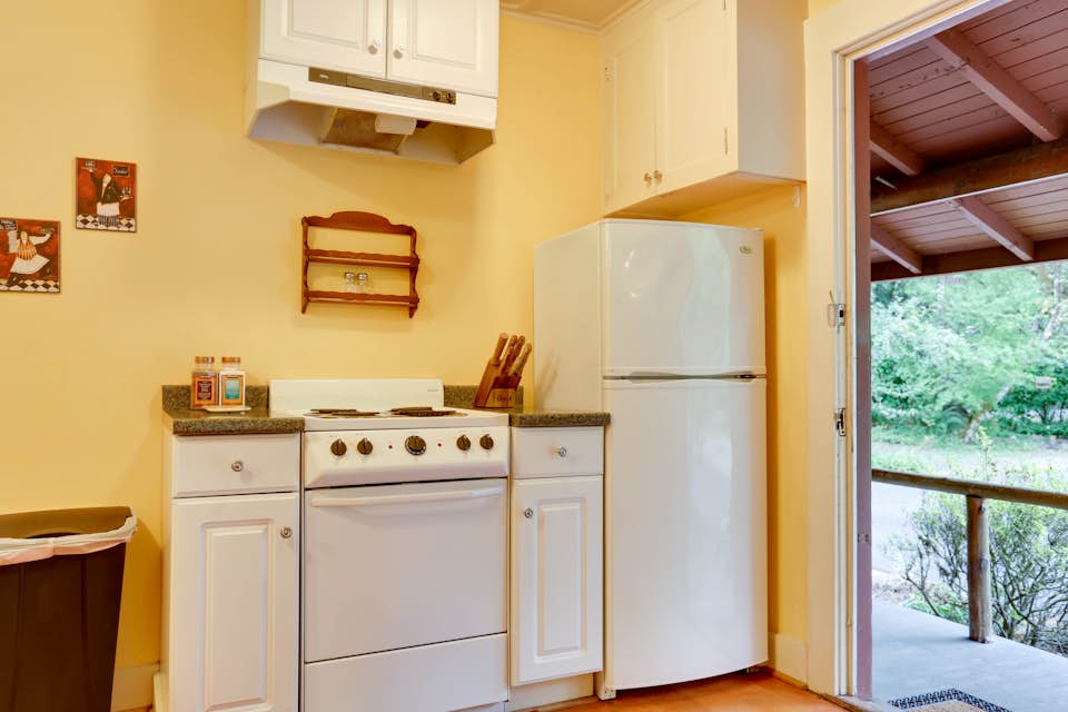 Molalla River Cottage 1 BD Vacation Rental in Molalla, OR Vacasa