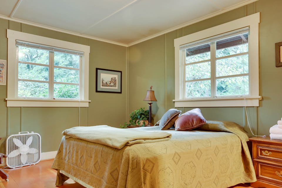 Molalla River Cottage 1 BD Vacation Rental in Molalla, OR Vacasa