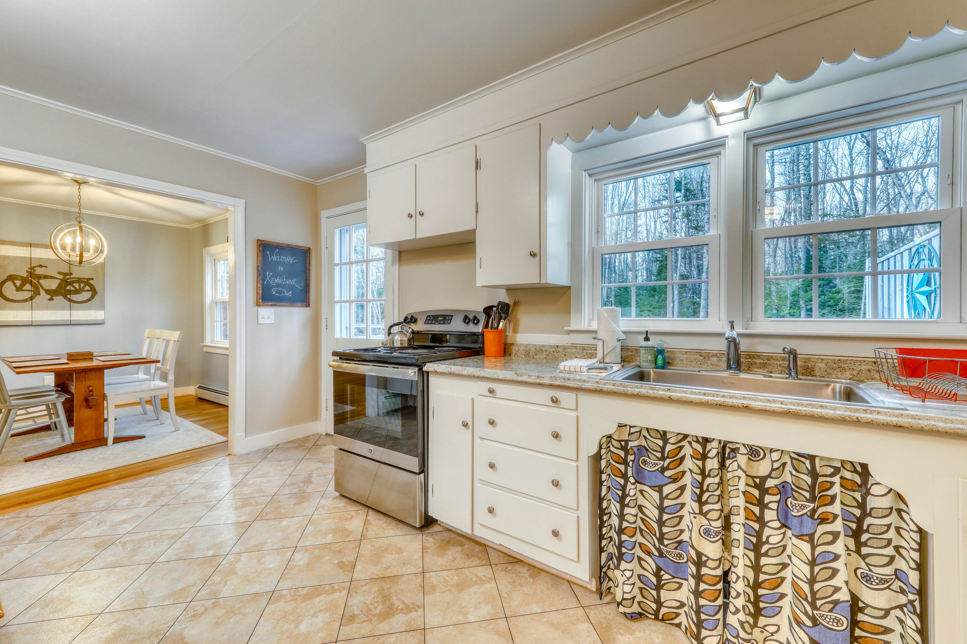 Kennebunk Family Cottage With Crib