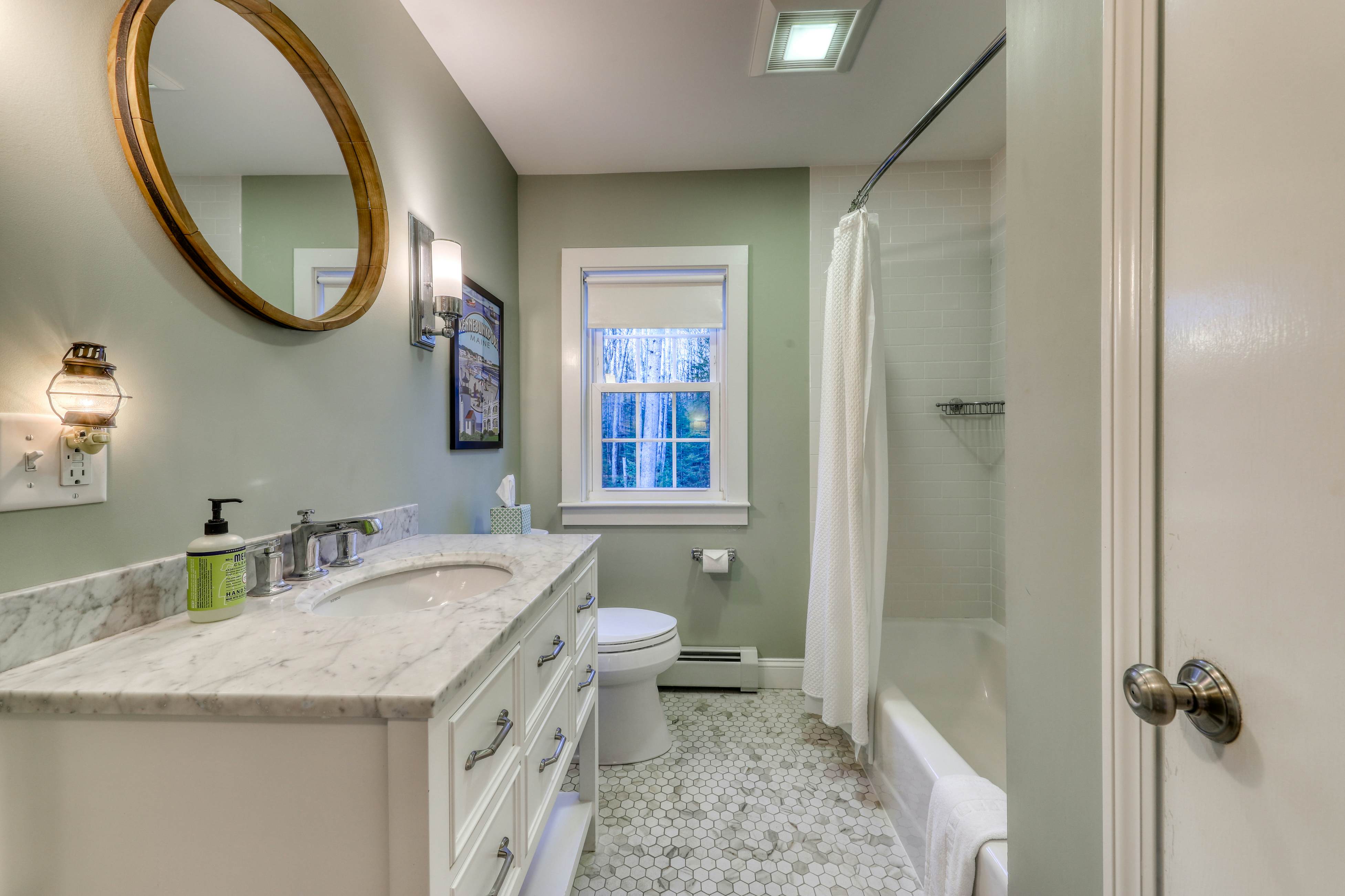 Kennebunk Family Cottage With Crib