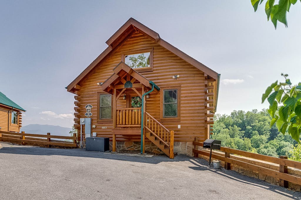 Charming Log Cabin EscapeใปHot TubใปViewsใปPoolใปSauna โ Sevierville, TN โ vacation rental