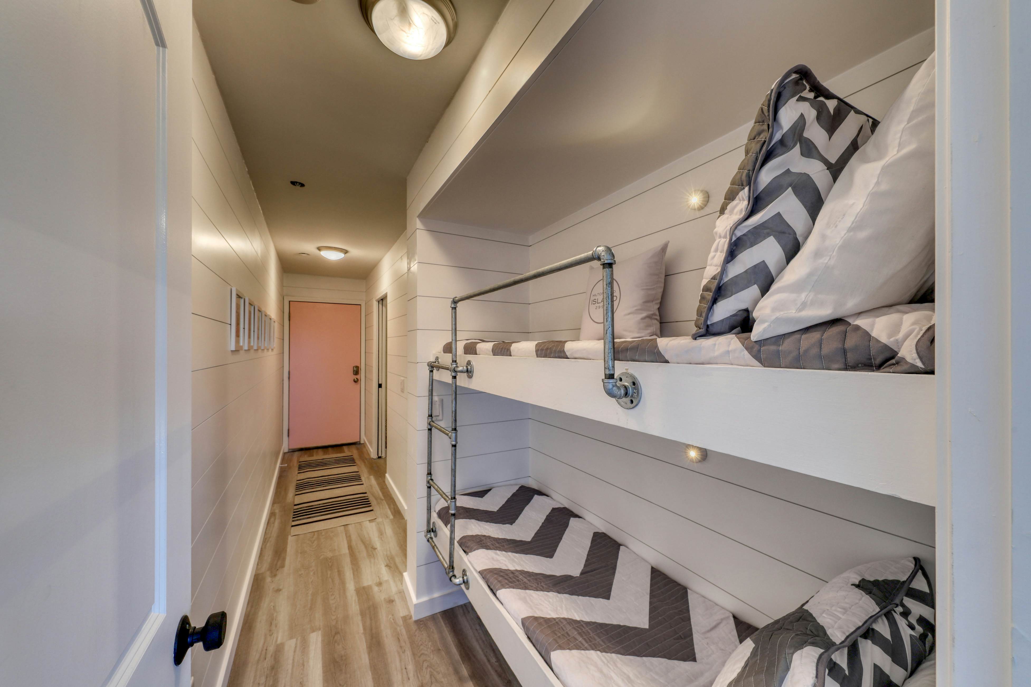 Carolina Beach Club 427 /  Pineapple