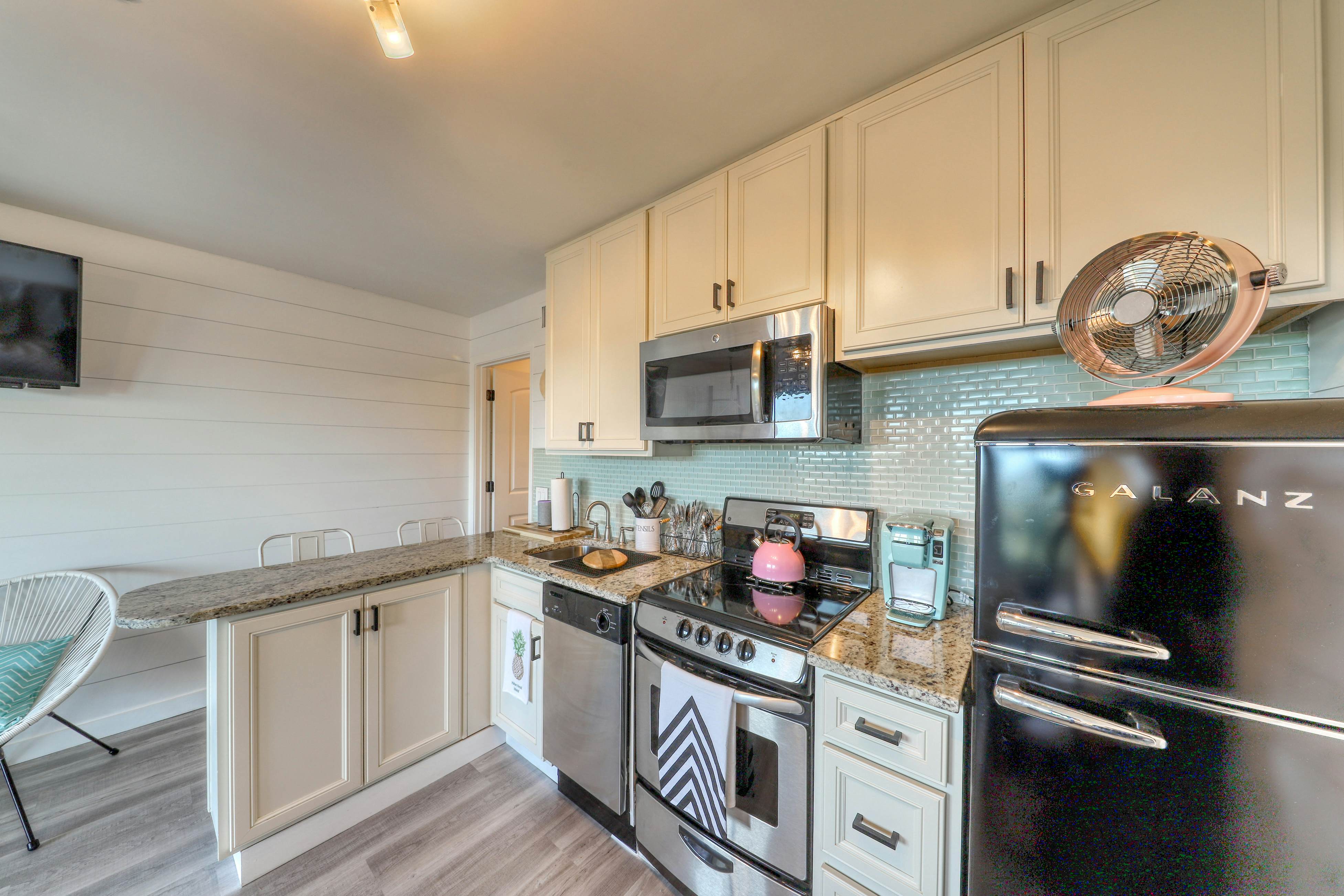 Carolina Beach Club 427 /  Pineapple