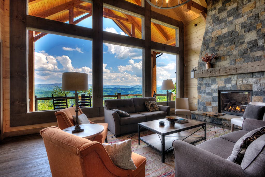 Cozy Cabin W Home Theater, Sleeps 15, Hot Tub, Views โ Sevierville, TN โ vacation rental