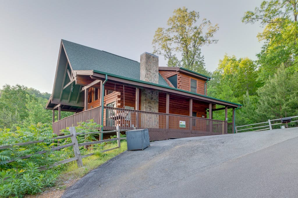 Spacious, Dog Welcome Cabin, Sleeps 8, Mtn Views — Pigeon Forge, TN — vacation rental