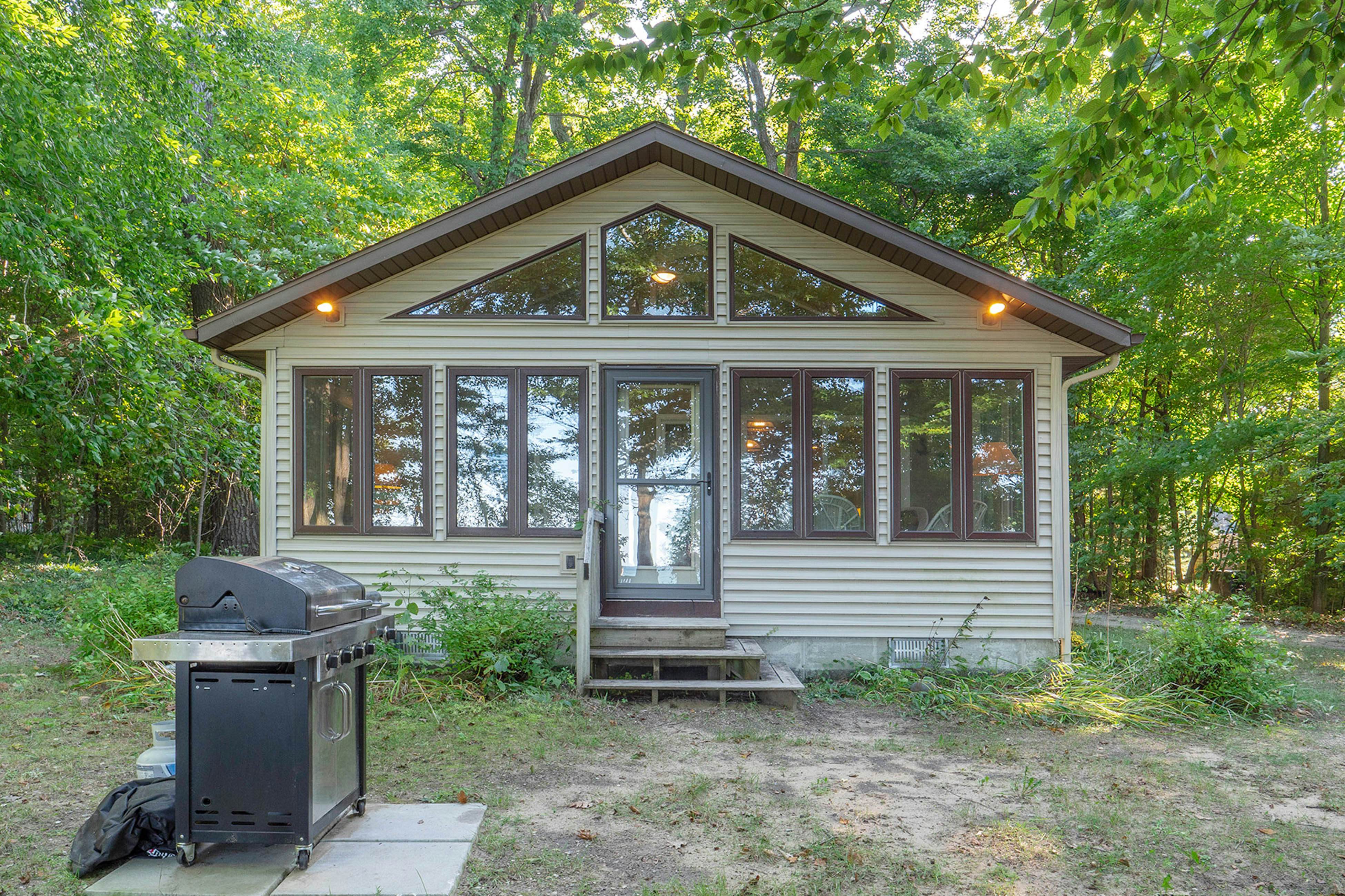 Beach Cottage 3 BD Fennville, MI Vacation Rental Vacasa