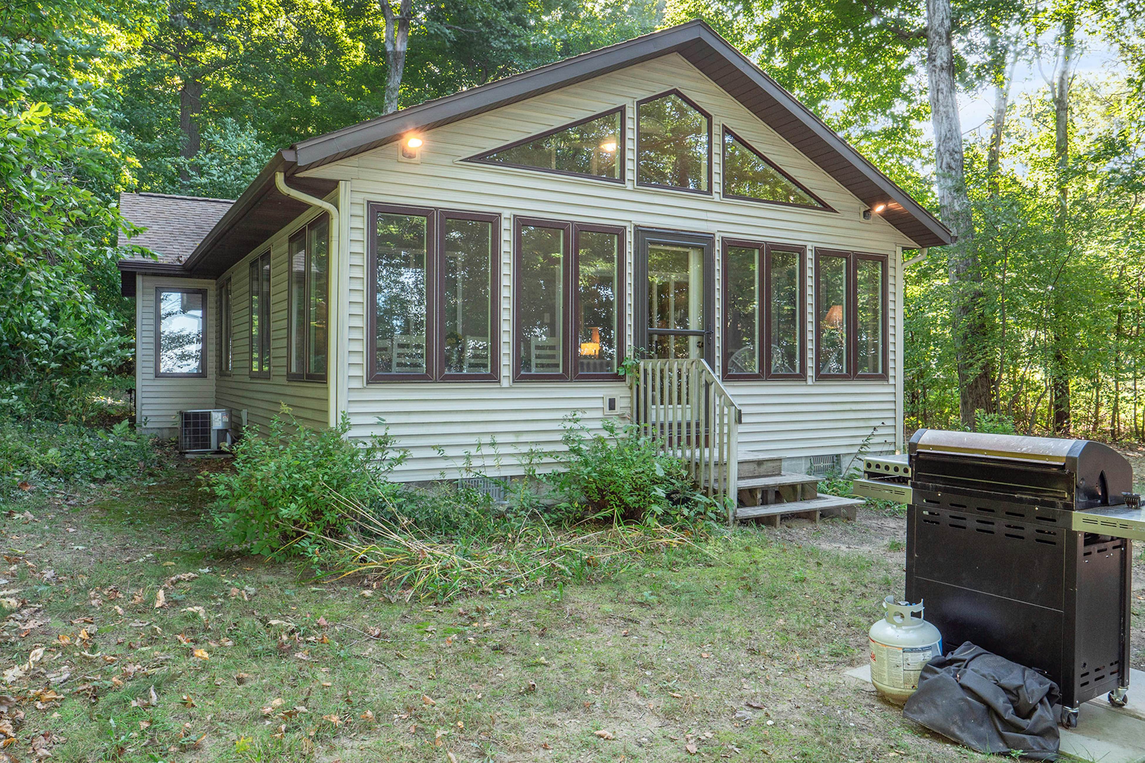 Beach Cottage 3 BD Fennville, MI Vacation Rental Vacasa