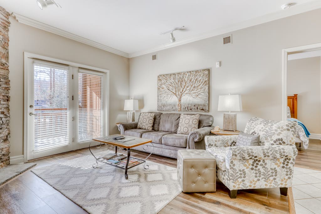 Cozy Downtown Condo, Sleeps 6, Hot Tub, Fitness Room — Gatlinburg, TN — vacation rental