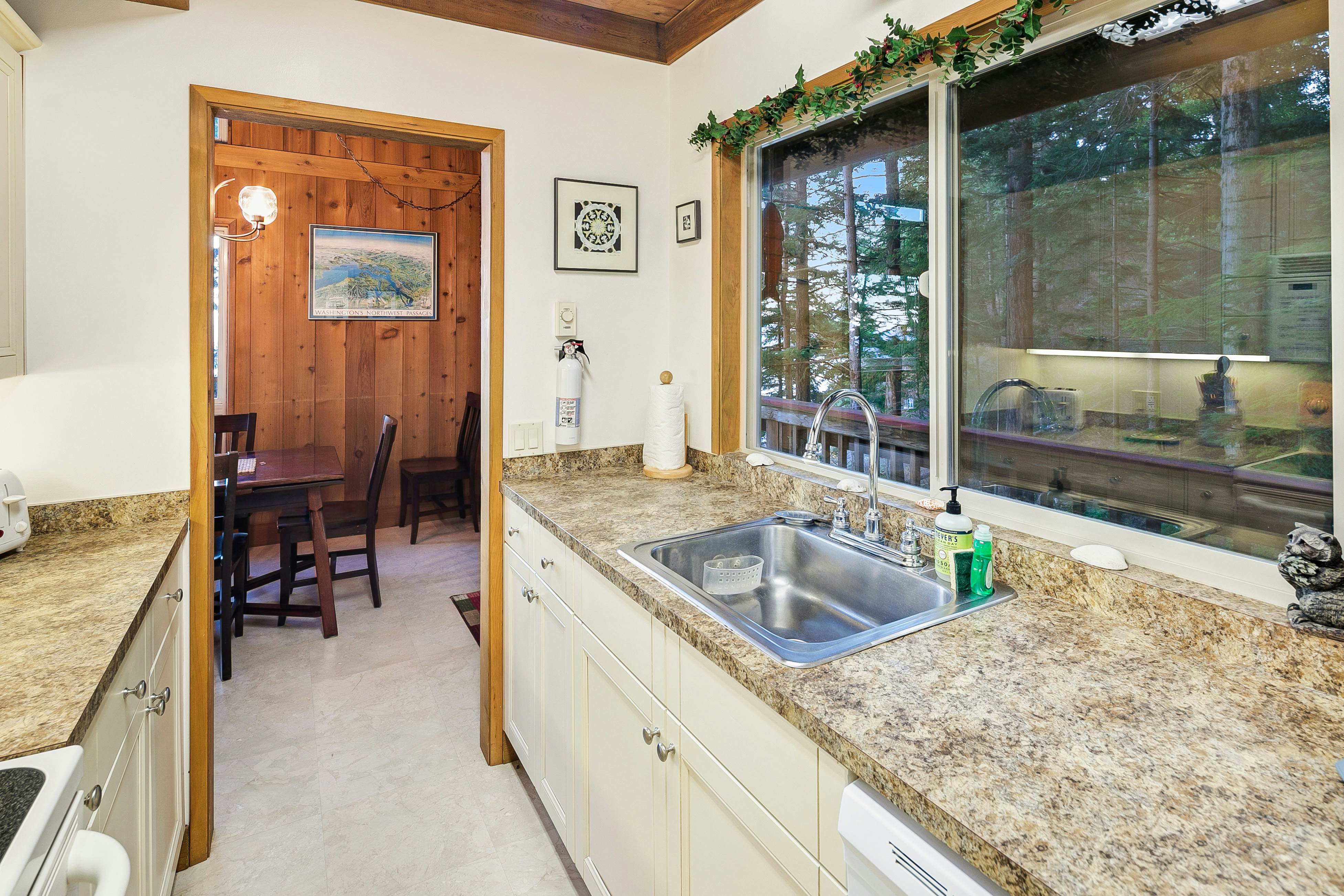 Whale View Waterfront Cottage