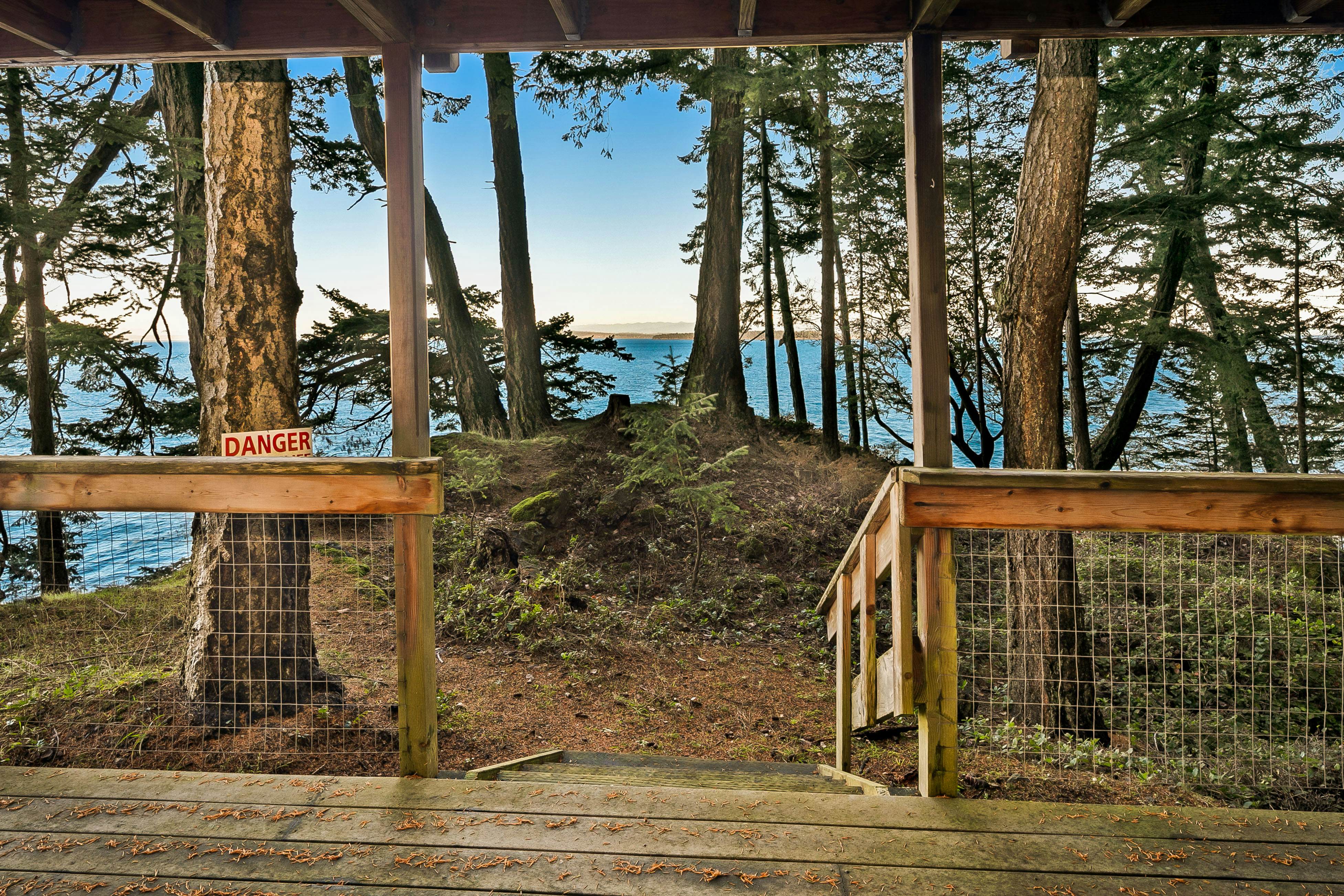 Whale View Waterfront Cottage