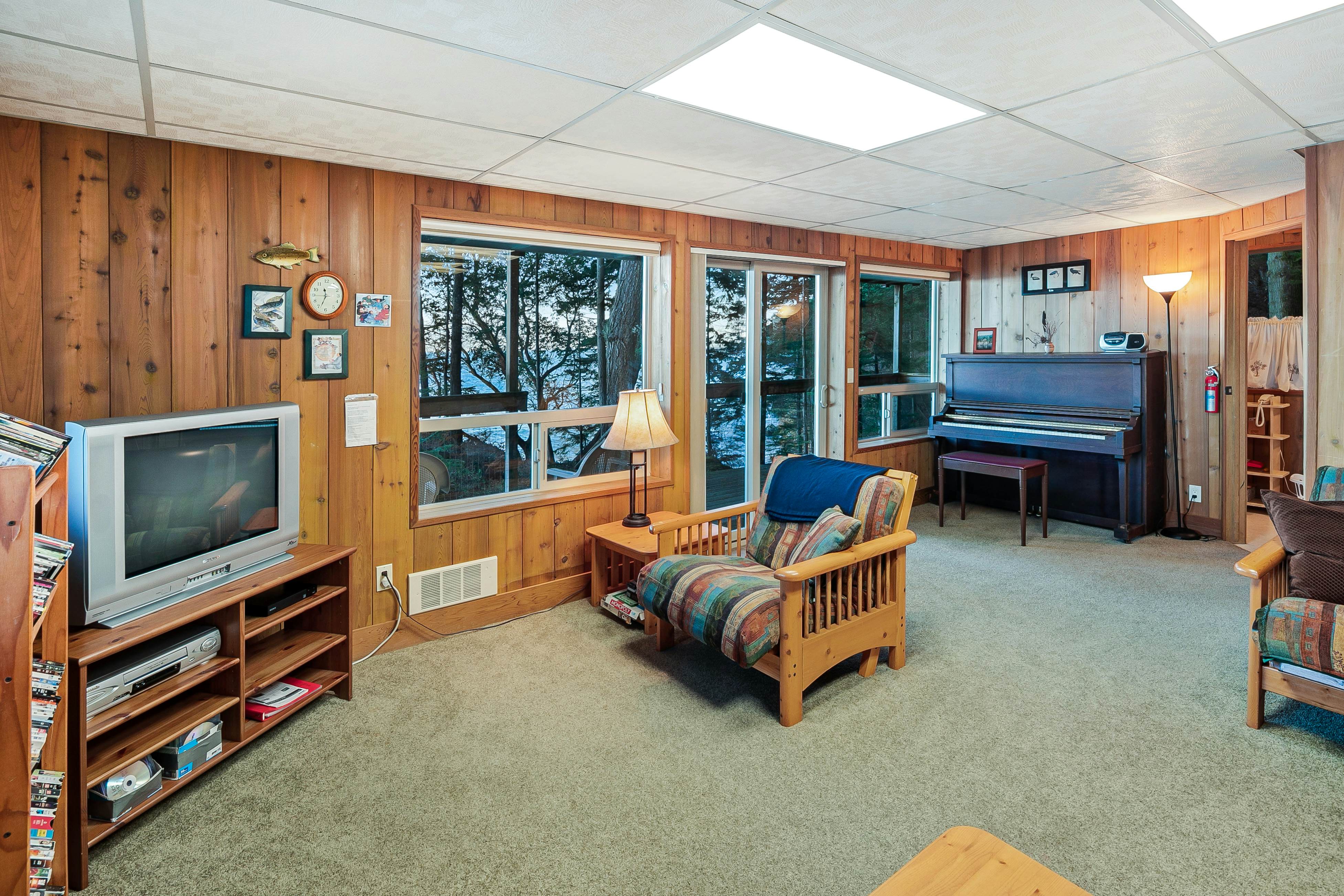 Whale View Waterfront Cottage