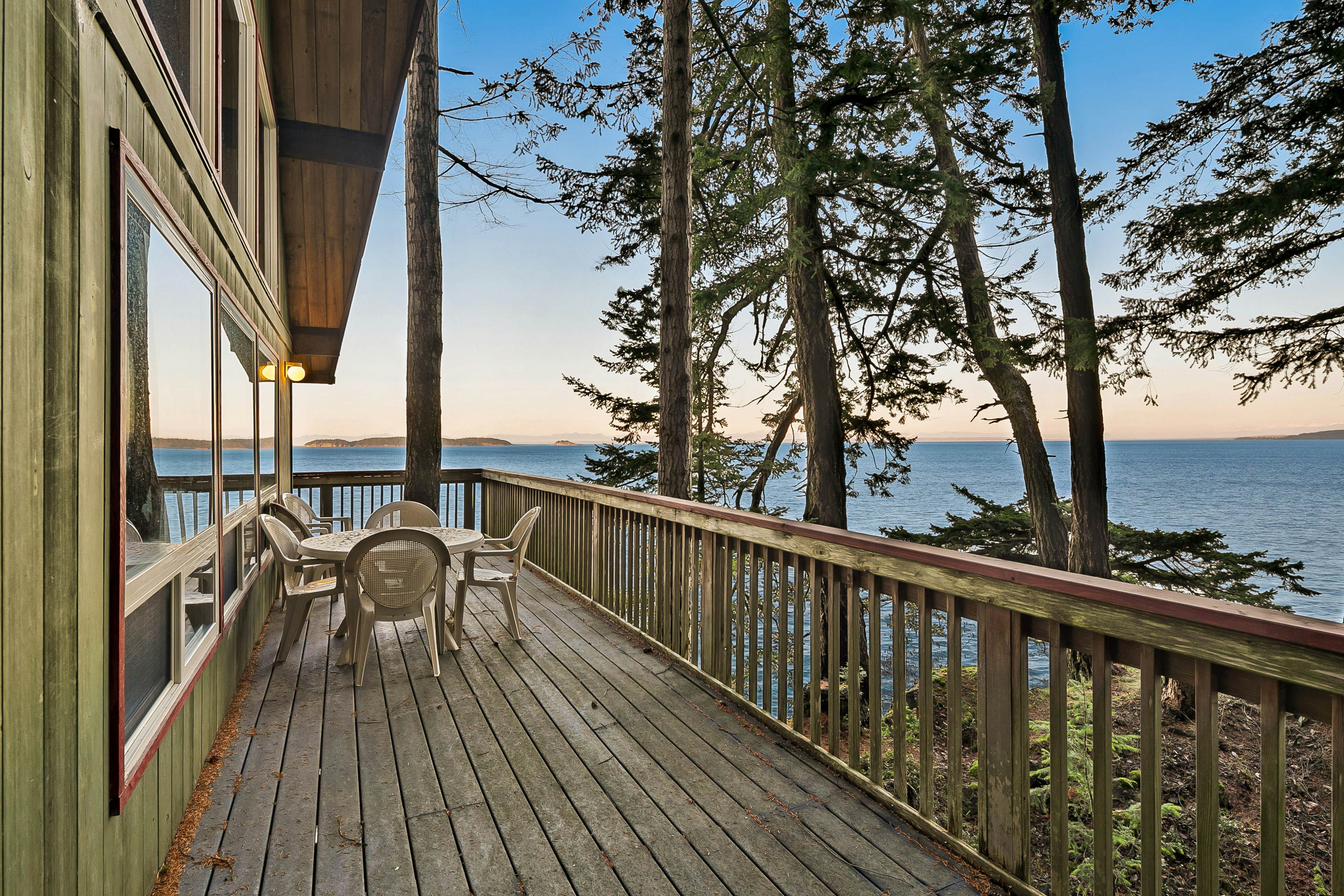 Whale View Waterfront Cottage