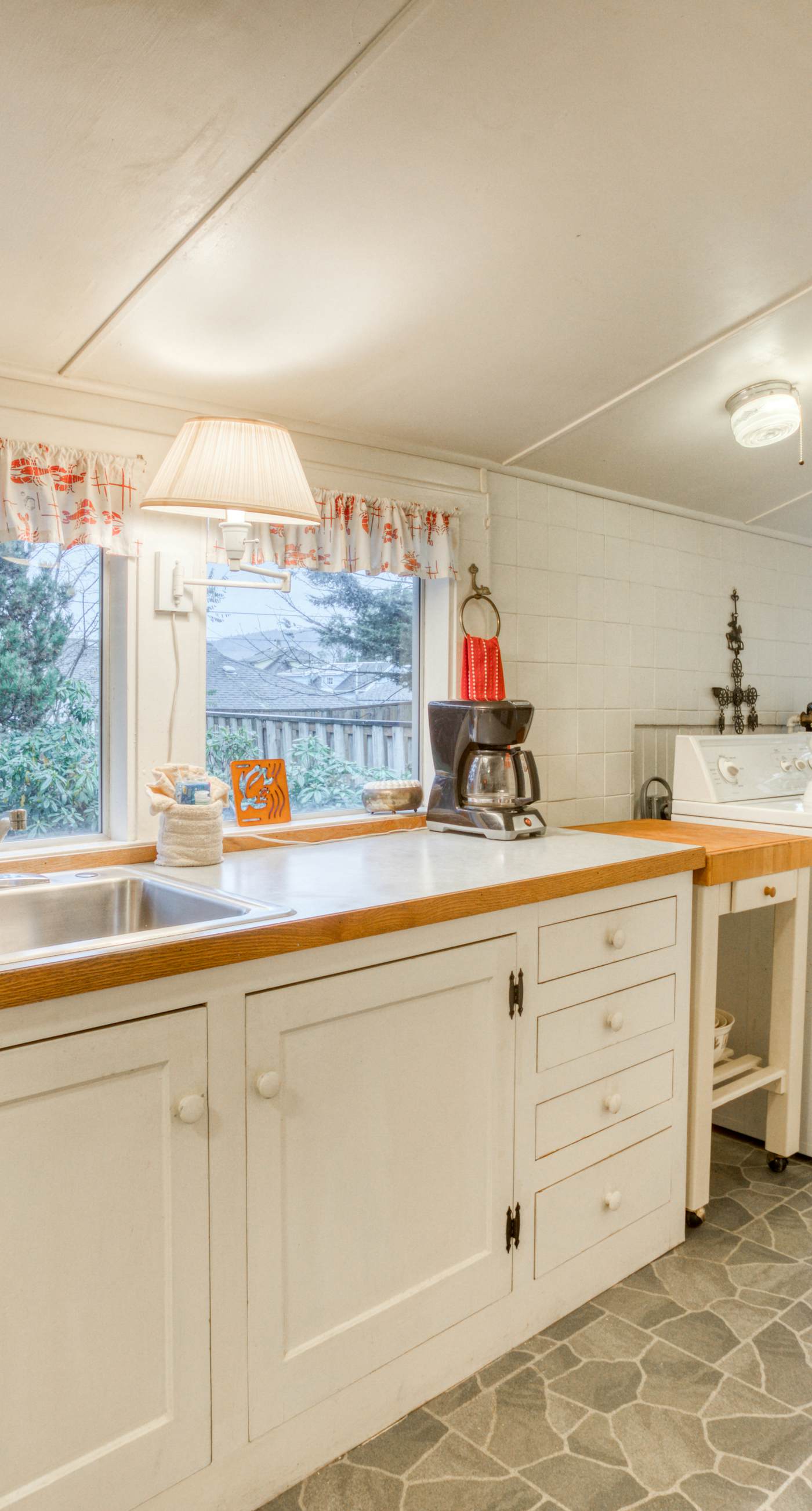 Seaside Classic Cozy Bungalow