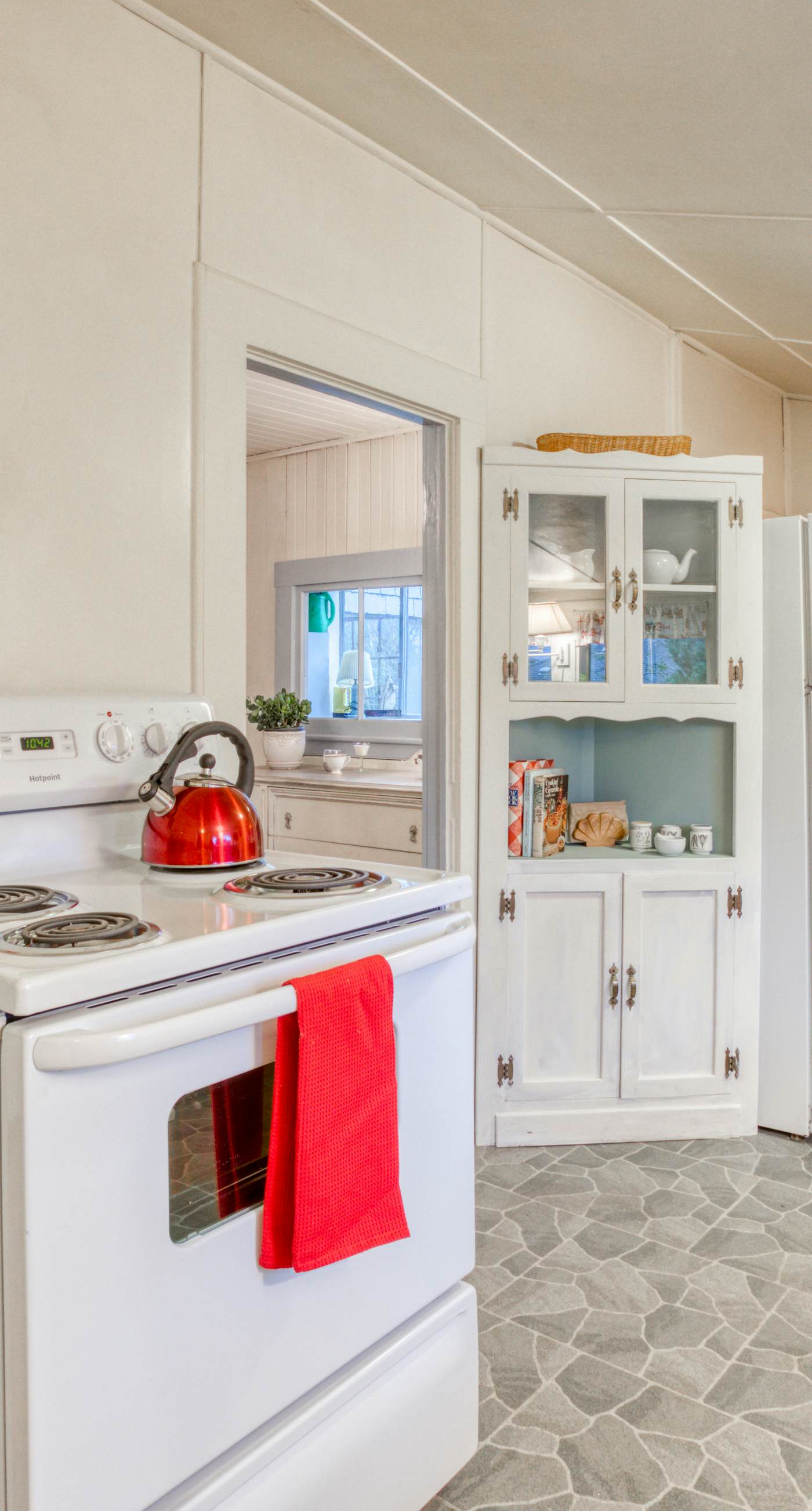 Seaside Classic Cozy Bungalow