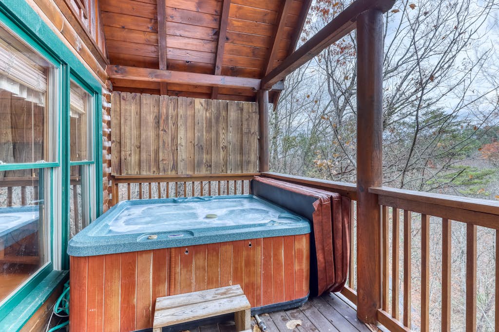 Mountainside Log Cabin, Sleeps 4, Hot Tub, Game Room β Pigeon Forge, TN β vacation rental