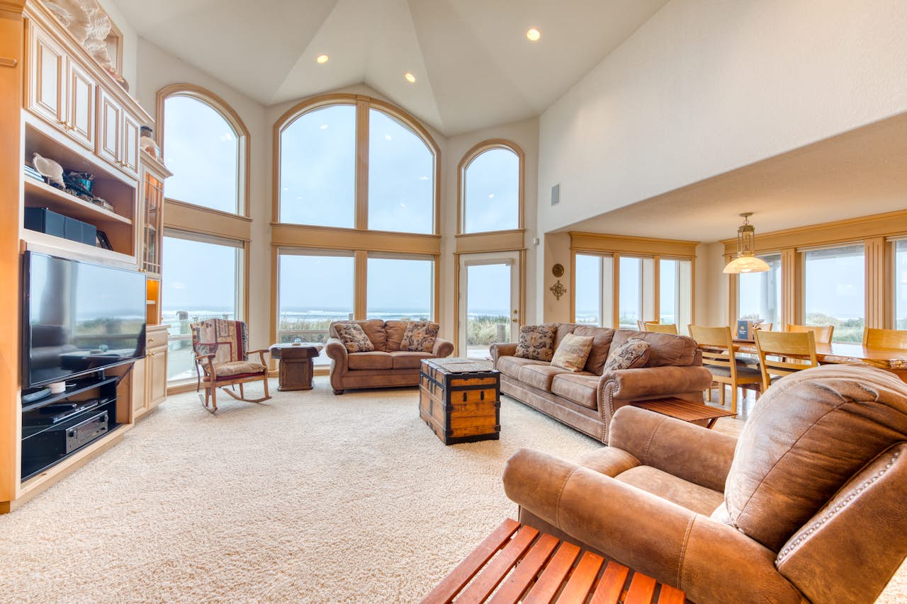 Rockaway Beach Oceanfront Wonder 5 BD Rockaway Beach, OR Vacation