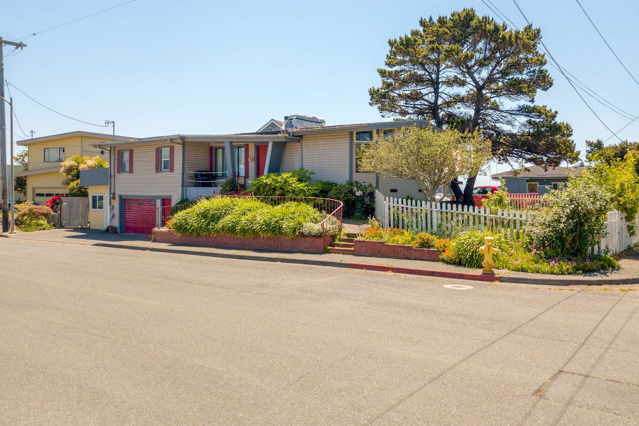 Seaside Family Retreat 5 BD Vacation Rental in Crescent City, CA Vacasa