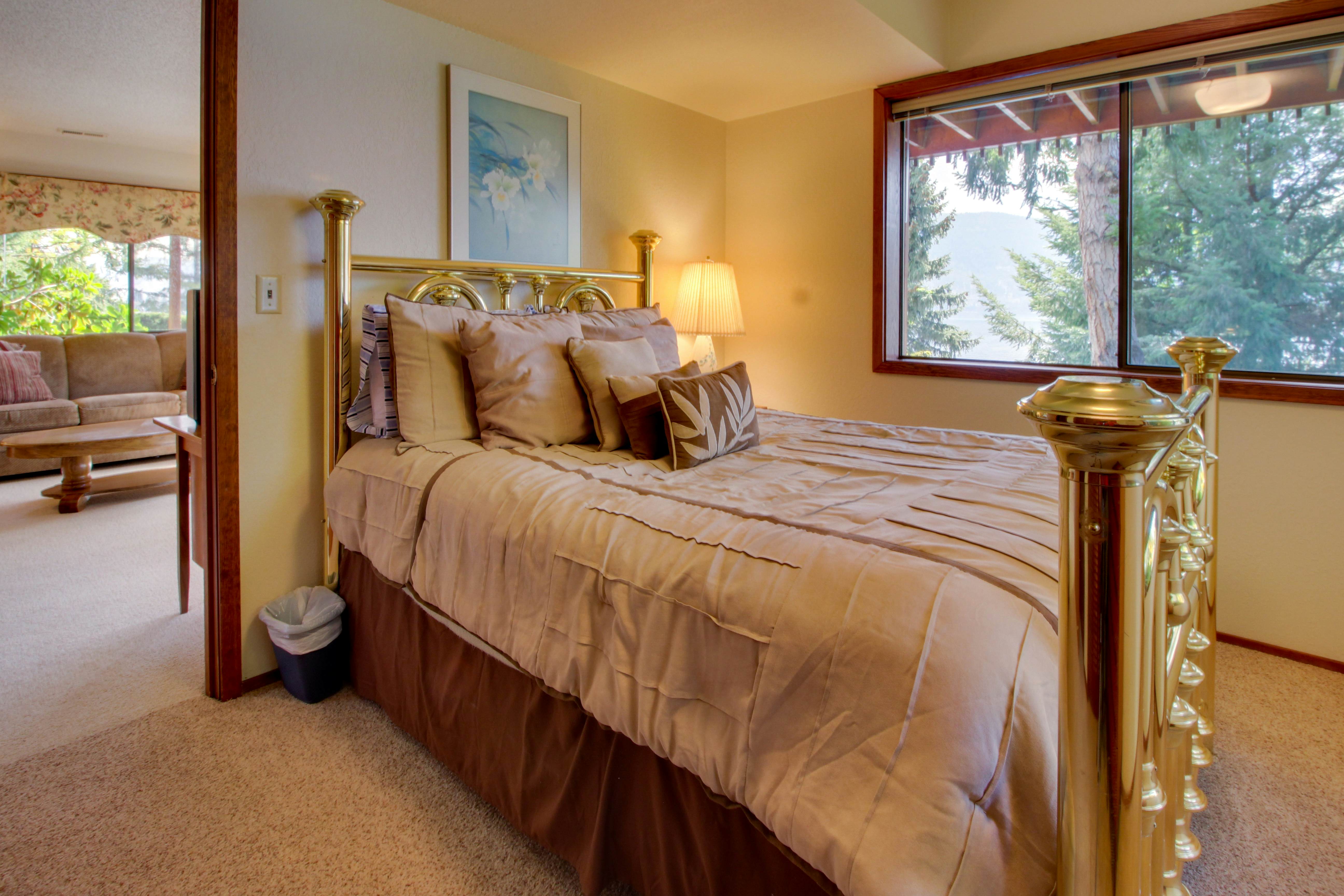 Armstrong Lakehouse 5 BD Manson, WA Vacation Rental Vacasa