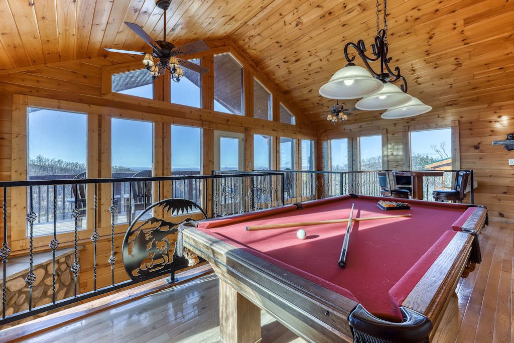 Homey Cabin, Sleeps 8, Hot Tub, Theater, Games, Views — Pigeon Forge, TN — vacation rental