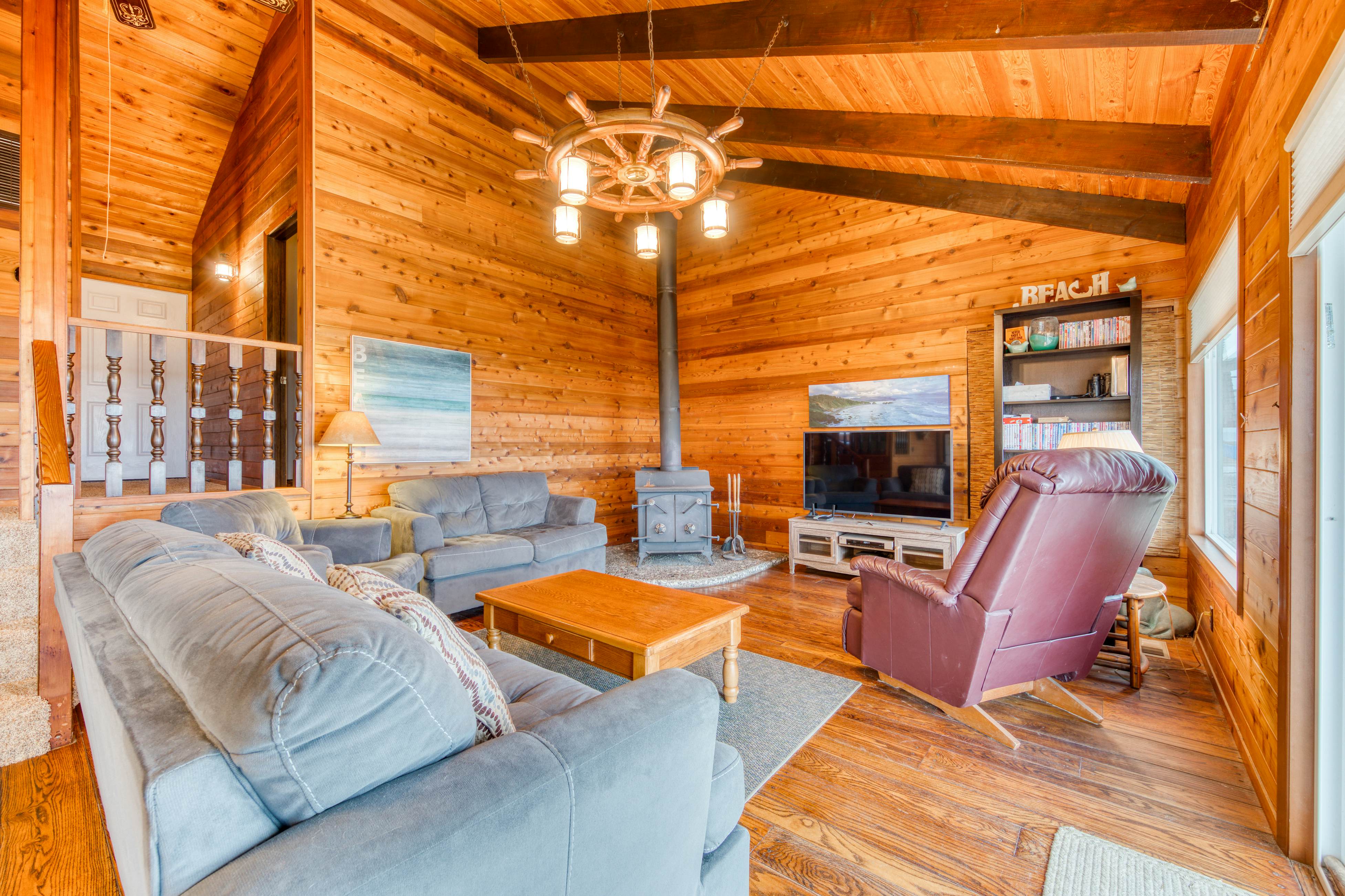 Rockaway Beach Cozy Cabin 3 BD Rockaway Beach, OR Vacation Rental Vacasa