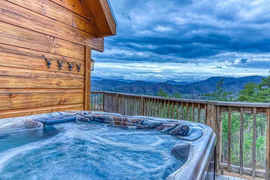 Beautiful Cabin, Sleep 8, Firepit, Mtn Views, Hot Tub โ Sevierville, TN โ vacation rental