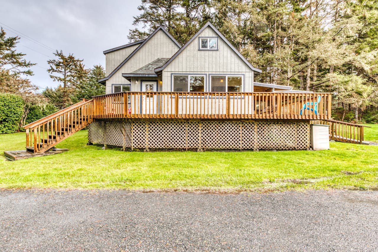 HATS House 3 BD Vacation Rental in Coos Bay, OR Vacasa