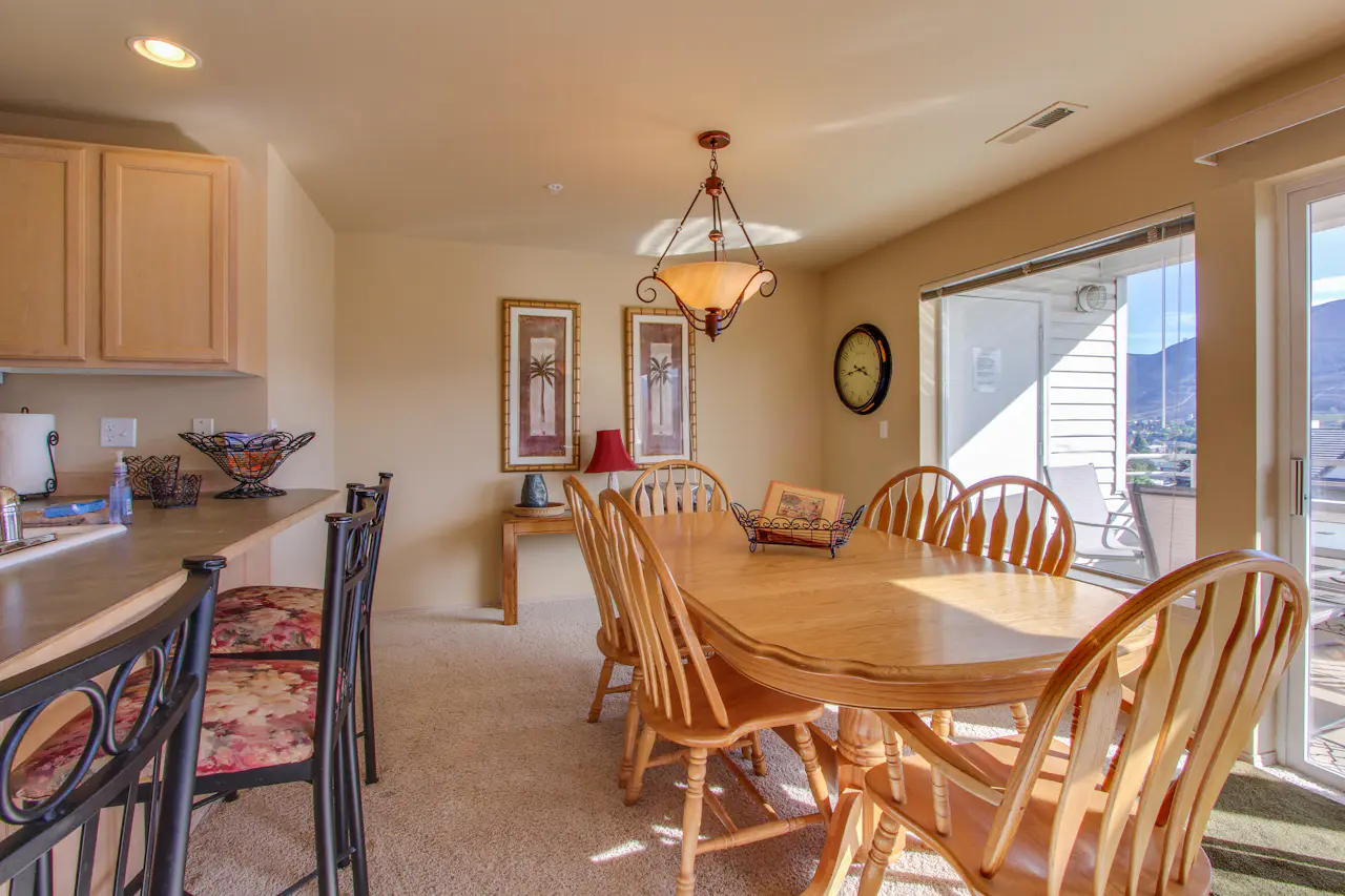 Park Pointe Splendor on the Sun Deck (C202) 2 BD Vacation Rental in Chelan, WA Vacasa