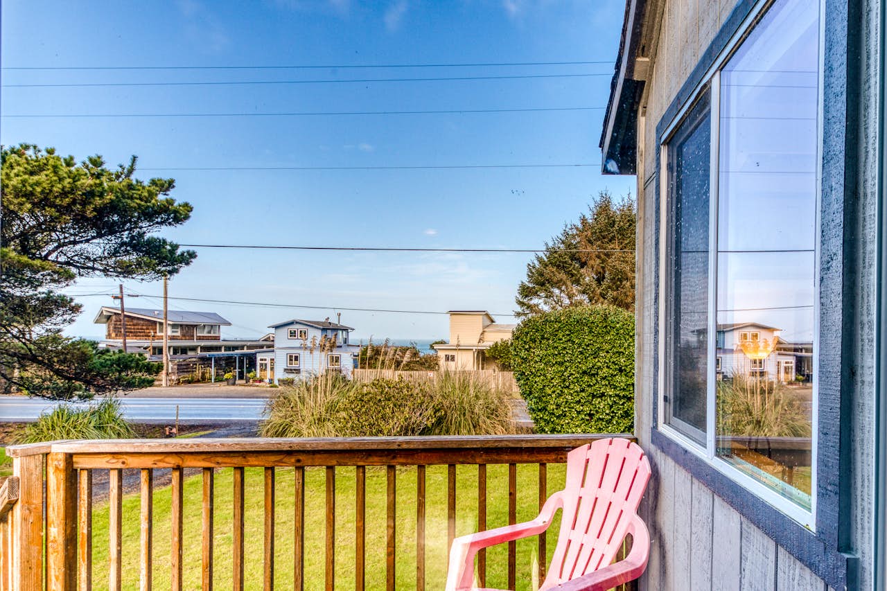 HATS House 3 BD Vacation Rental in Coos Bay, OR Vacasa