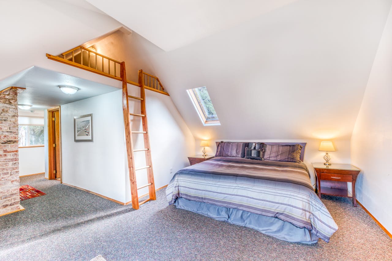 HATS House 3 BD Vacation Rental in Coos Bay, OR Vacasa