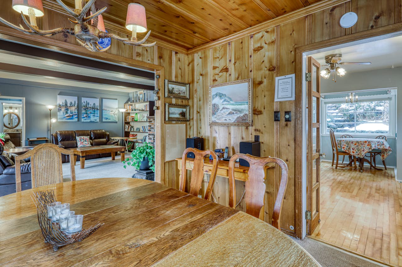 Pier Street Old Brockway Classic with Hot Tub 4 BD Vacation Rental in