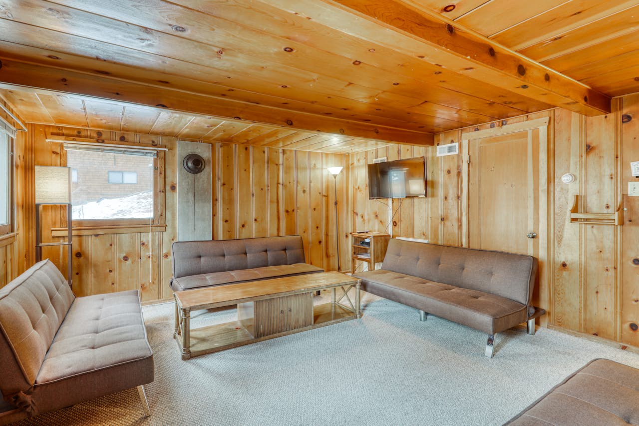 Pier Street Old Brockway Classic with Hot Tub 4 BD Vacation Rental in