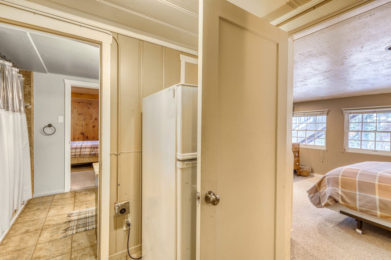 Pier Street Old Brockway Classic with Hot Tub 4 BD Vacation Rental in