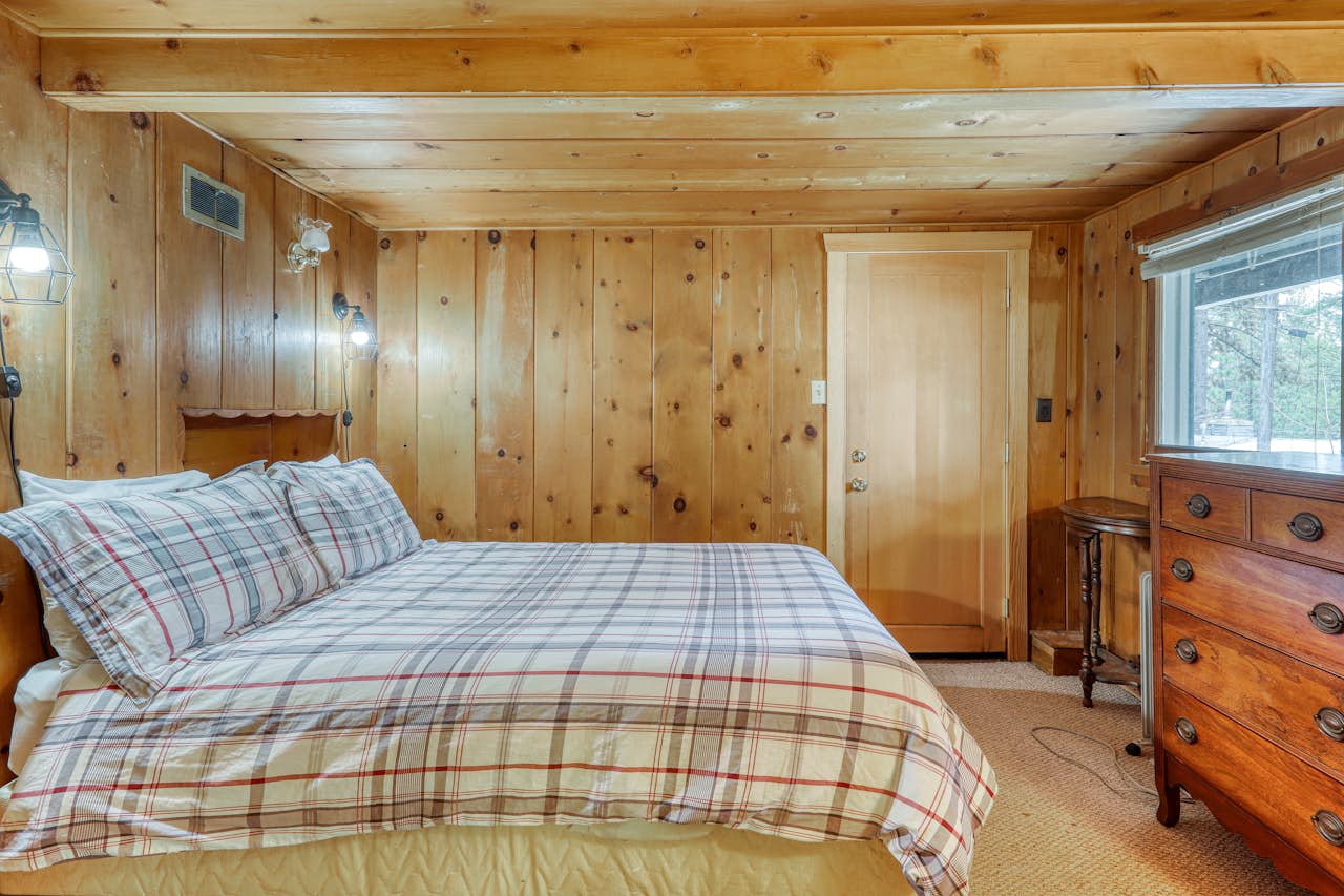 Pier Street Old Brockway Classic with Hot Tub 4 BD Vacation Rental in