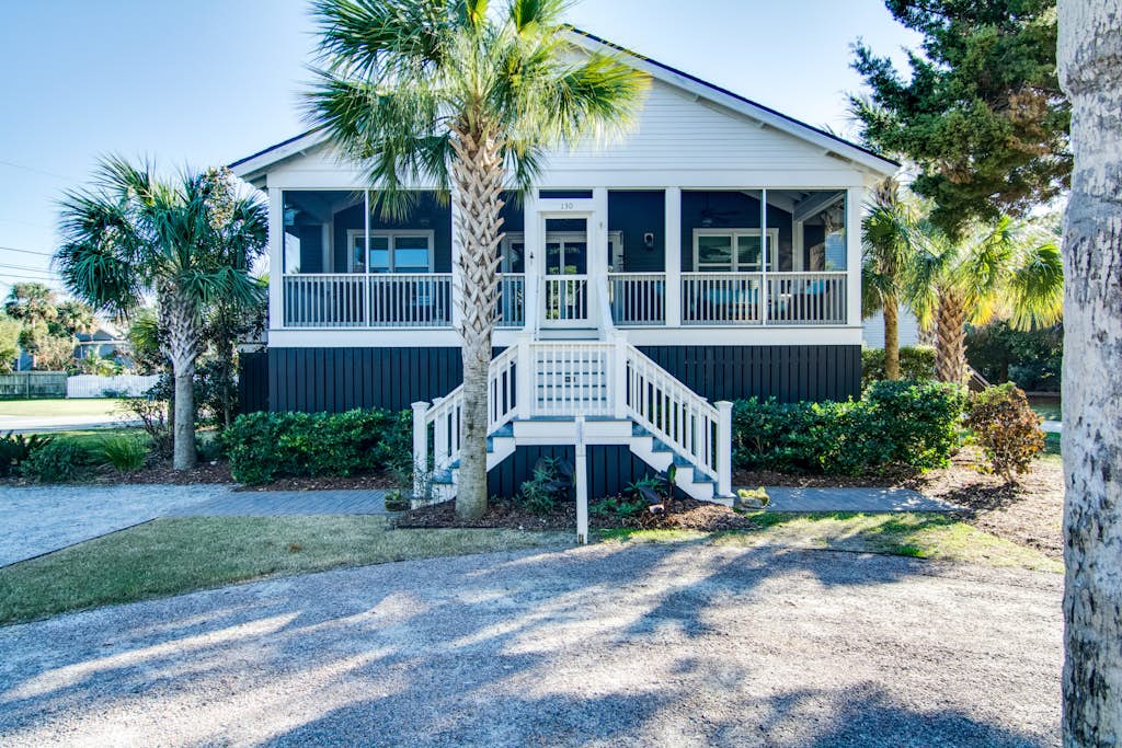 Dog-friendly coastal cottage w/deck & private gas grill - short walk to beach — Isle of Palms, SC — vacation rental