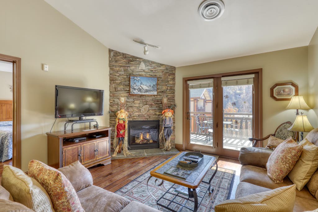 Creekside Condo, Sleep 6, Jetted Tub, Nearby Downton — Gatlinburg, TN — vacation rental