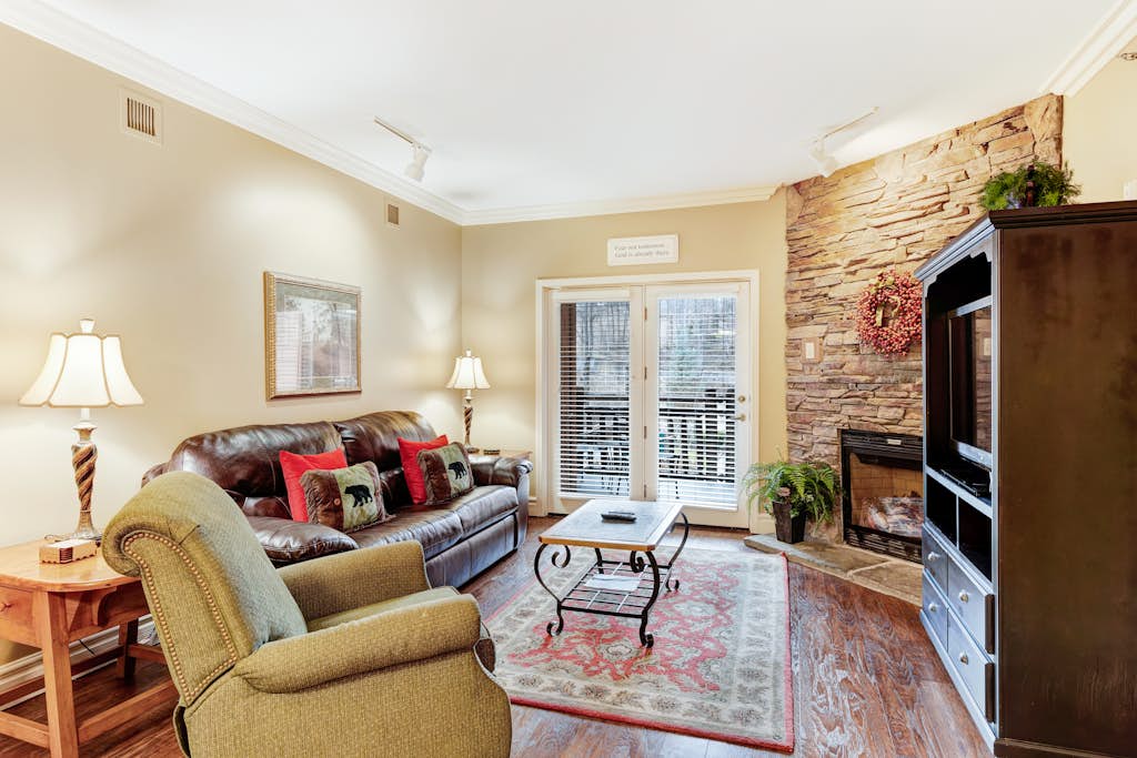 Polished Downtown Condo, Sleeps 8, Fireplace, Gym — Gatlinburg, TN — vacation rental