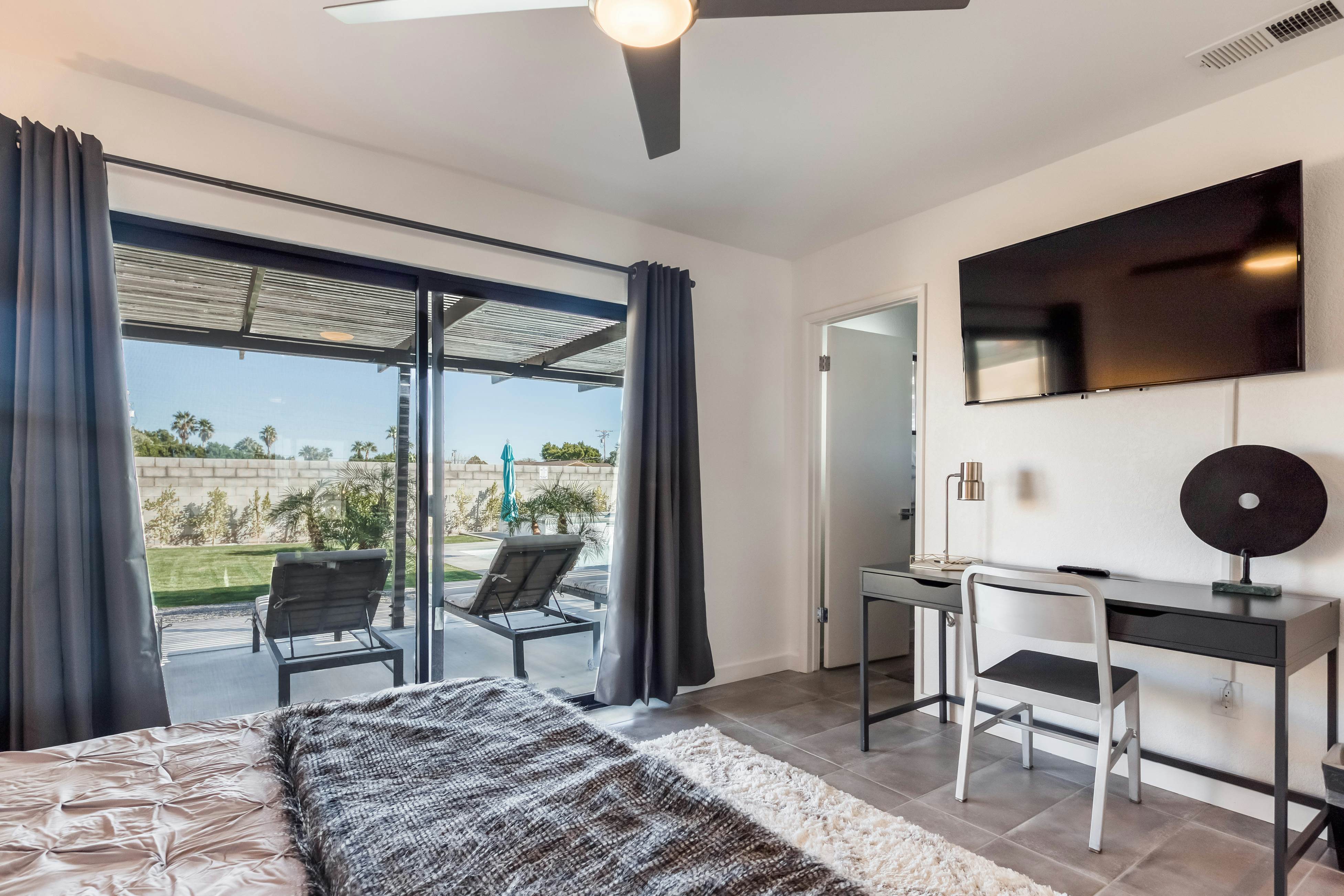 Peaceful Palms - 4341