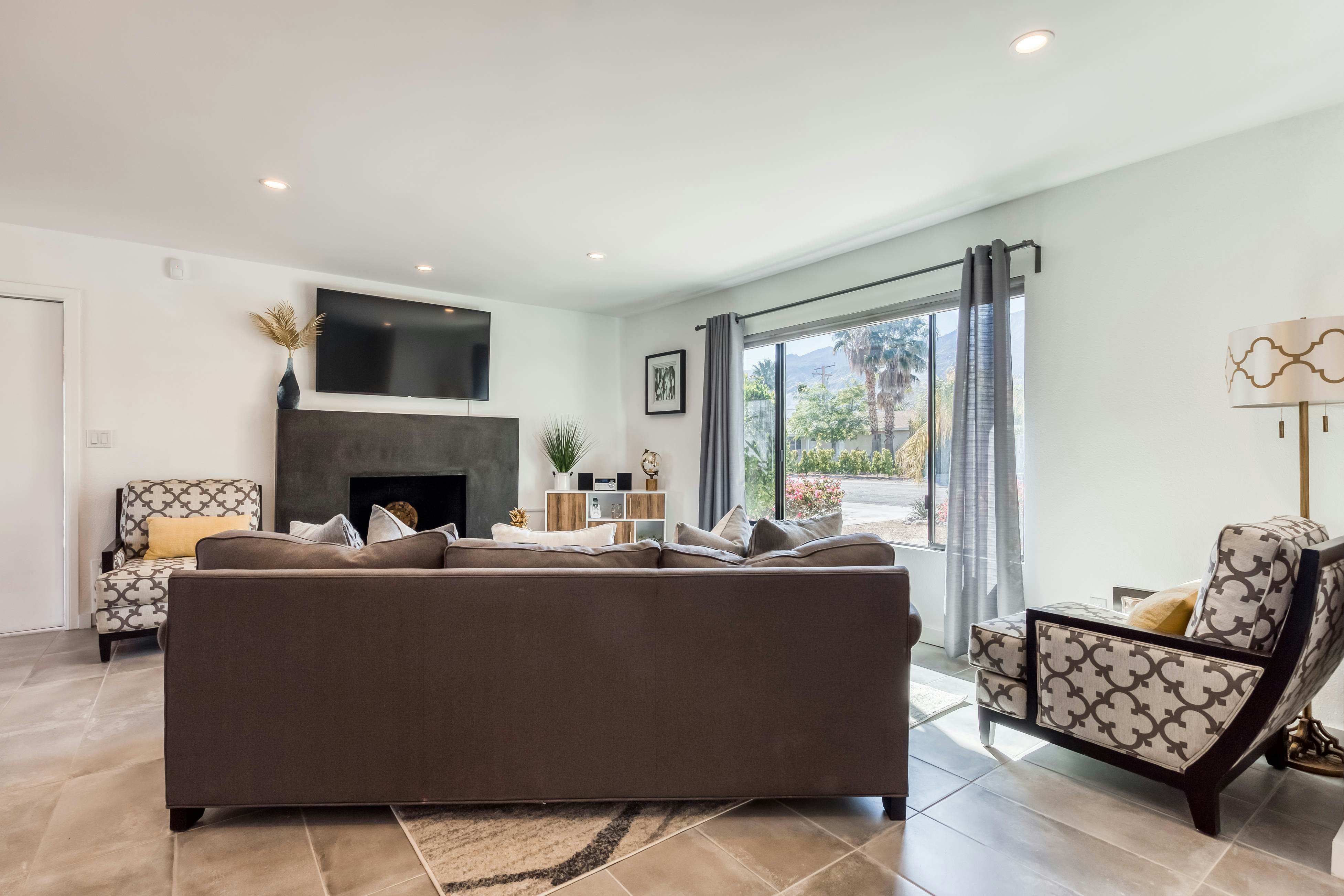 Peaceful Palms - 4341