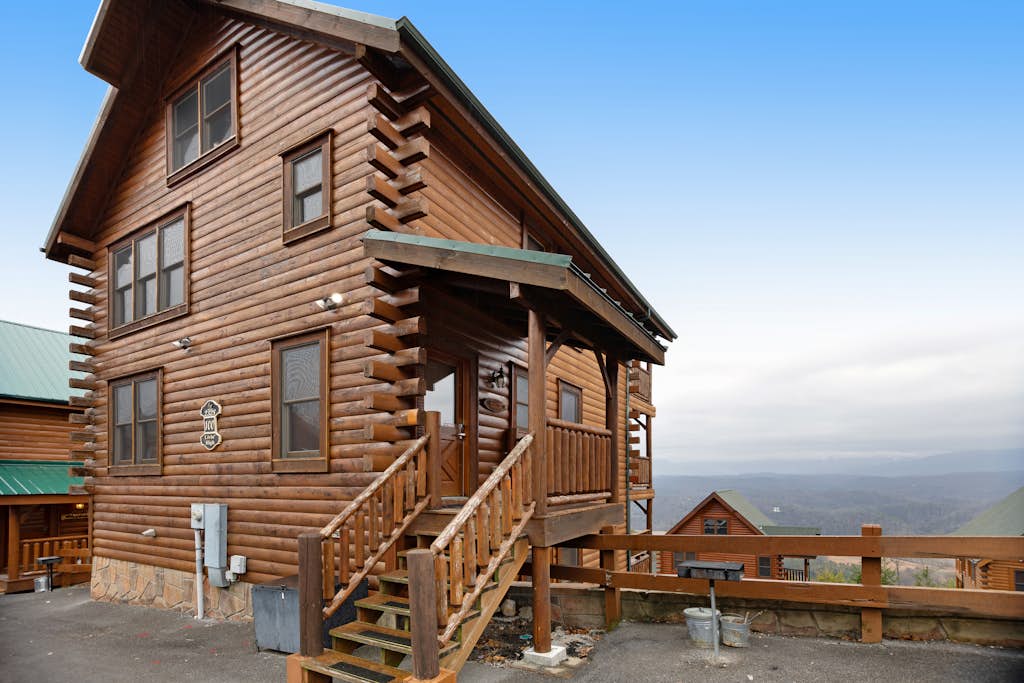 Cozy Cabin W Breathtaking Mtn View, for 10, Hot Tub — Sevierville, TN — vacation rental