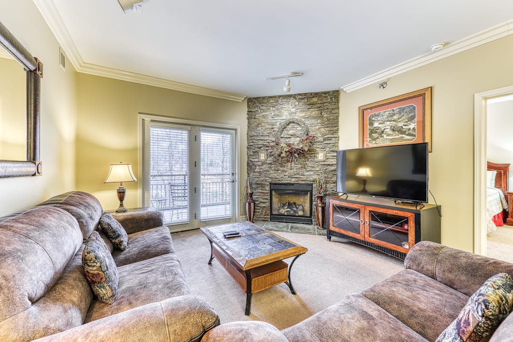 Spacious Luxe Condo, Sleeps 8, Near downtown, Tub — Gatlinburg, TN — vacation rental