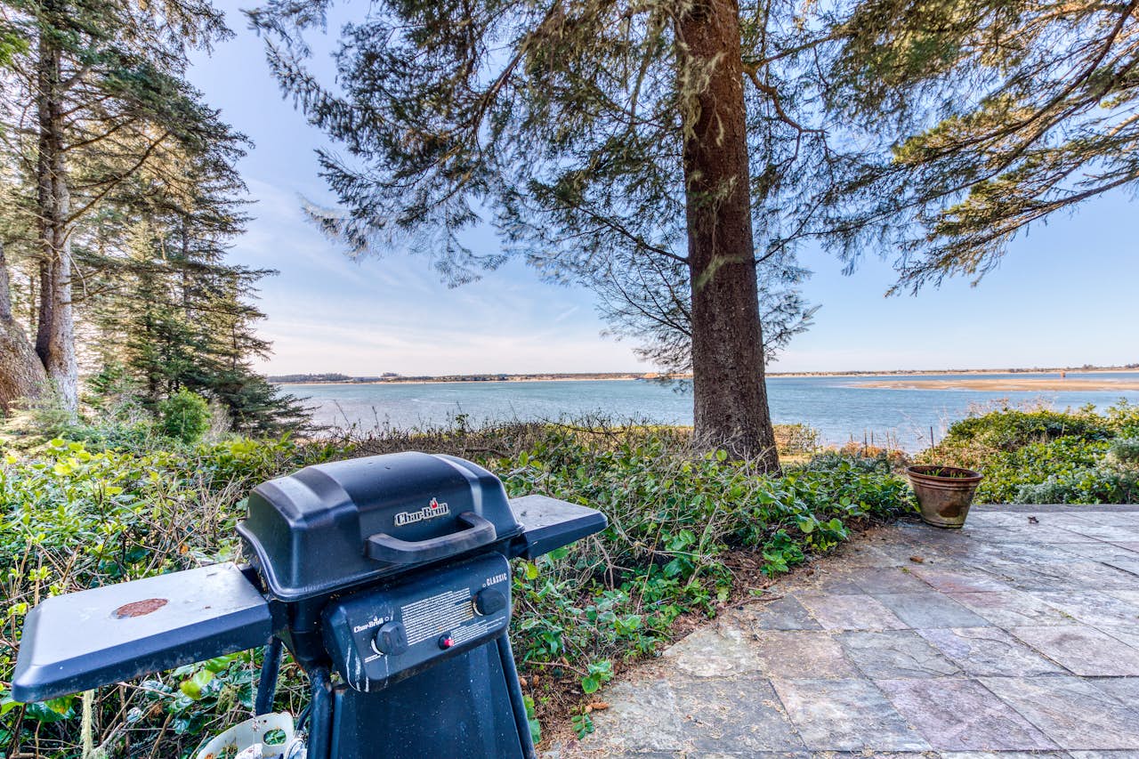 Seagate Guest House 3 BD Vacation Rental in Coos Bay, OR Vacasa