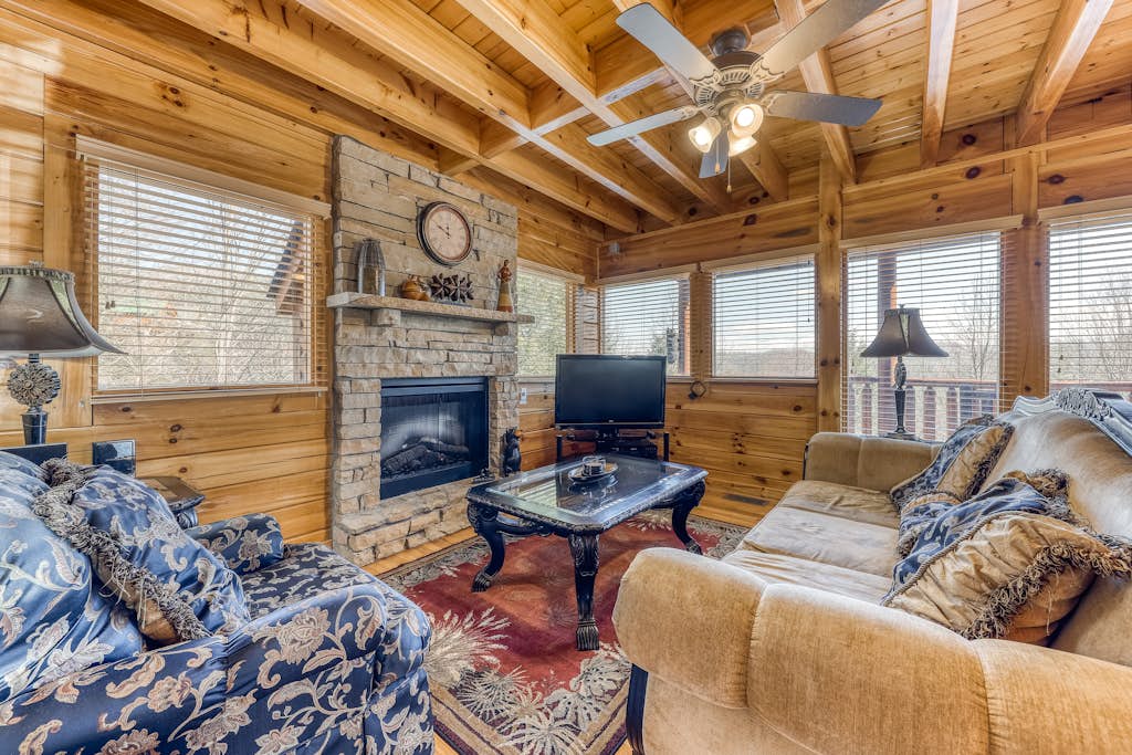 Charming Luxe Mtn View Cabin, Sleeps 6, Hot Tub — Pigeon Forge, TN — vacation rental