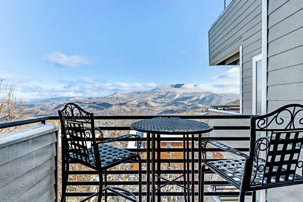 Condo w free attraction tickets, fireplace, & views -close to skiing & downtown — Gatlinburg, TN — vacation rental