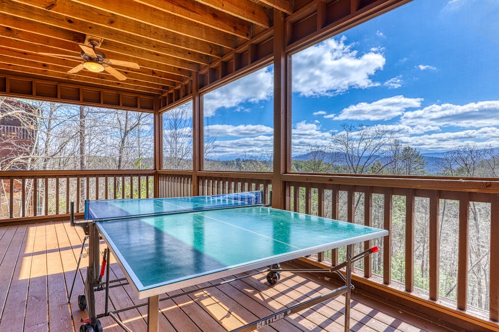 Hillside Cabin, Sleeps 12, Hot Tub, Ping Pong, Games — Sevierville, TN — vacation rental