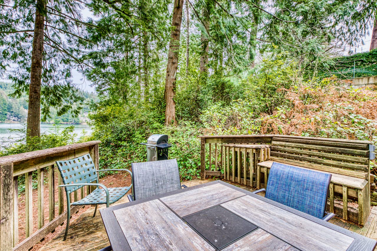 Marcia's Mercer Lake Chateau 0 BD Vacation Rental in Florence, OR